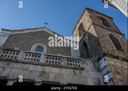 La cathédrale de San Clemente est le lieu de culte principal dans la ville de Teano, en Campanie, et le siège du diocèse de Teano-Calvi Banque D'Images