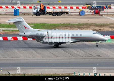 Aéroport de Madrid Barajas. VistaJet Bombardier Challenger 350 avion d'affaires au sol. Banque D'Images