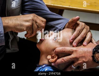 Gaza, Palestine. 02 novembre 2024. Un enfant palestinien est vacciné contre la poliomyélite lors de la deuxième campagne de vaccination, dans le cadre du conflit israélo-Hamas, dans la ville de Gaza. Crédit : SOPA images Limited/Alamy Live News Banque D'Images