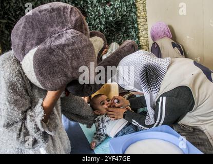 Gaza, Palestine. 02 novembre 2024. Un enfant palestinien est vacciné contre la poliomyélite lors de la deuxième campagne de vaccination, dans le cadre du conflit israélo-Hamas, dans la ville de Gaza. Crédit : SOPA images Limited/Alamy Live News Banque D'Images