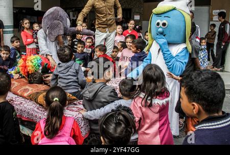 Gaza, Palestine. 02 novembre 2024. Des enfants palestiniens sont vaccinés contre la polio lors de la deuxième série d'une campagne de vaccination, dans le cadre du conflit israélo-Hamas, dans la ville de Gaza. Crédit : SOPA images Limited/Alamy Live News Banque D'Images