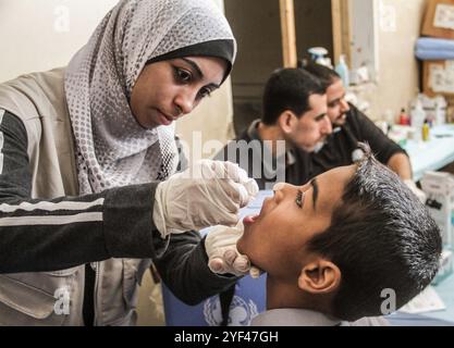 Gaza, Palestine. 02 novembre 2024. Un enfant palestinien est vacciné contre la poliomyélite lors de la deuxième campagne de vaccination, dans le cadre du conflit israélo-Hamas, dans la ville de Gaza. Crédit : SOPA images Limited/Alamy Live News Banque D'Images