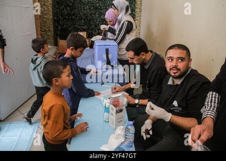 Gaza, Palestine. 02 novembre 2024. Des enfants palestiniens sont vaccinés contre la polio lors de la deuxième série d'une campagne de vaccination, dans le cadre du conflit israélo-Hamas, dans la ville de Gaza. Crédit : SOPA images Limited/Alamy Live News Banque D'Images