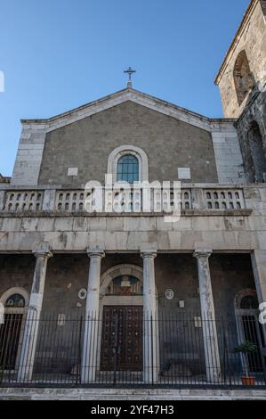 La cathédrale de San Clemente est le lieu de culte principal dans la ville de Teano, en Campanie, et le siège du diocèse de Teano-Calvi Banque D'Images