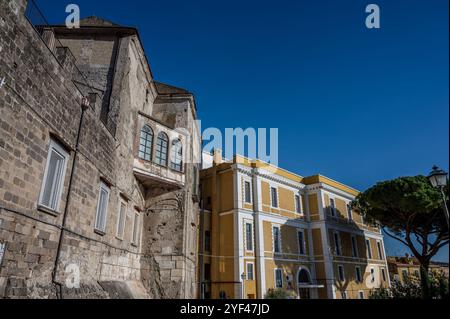 Teano, Caserta, Campanie. Ville d'origine pré-romaine, située sur les pentes du massif volcanique de Rocamonfina. Vue sur le centre historique. Banque D'Images