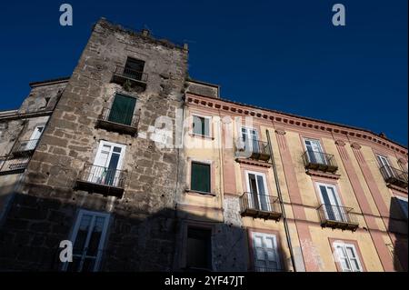 Teano, Caserta, Campanie. Ville d'origine pré-romaine, située sur les pentes du massif volcanique de Rocamonfina. Vue sur le centre historique. Banque D'Images