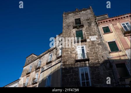 Teano, Caserta, Campanie. Ville d'origine pré-romaine, située sur les pentes du massif volcanique de Rocamonfina. Vue sur le centre historique. Banque D'Images