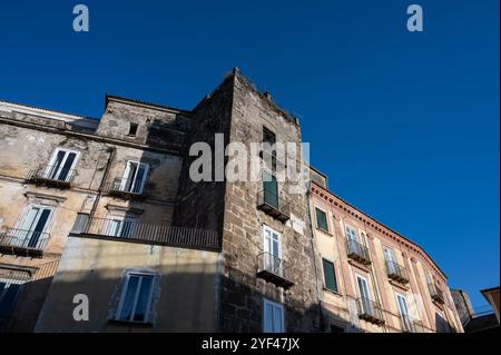 Teano, Caserta, Campanie. Ville d'origine pré-romaine, située sur les pentes du massif volcanique de Rocamonfina. Vue sur le centre historique. Banque D'Images