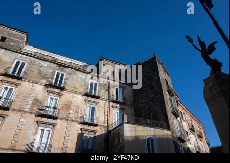 Teano, Caserta, Campanie. Ville d'origine pré-romaine, située sur les pentes du massif volcanique de Rocamonfina. Vue sur le centre historique. Banque D'Images