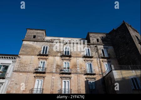 Teano, Caserta, Campanie. Ville d'origine pré-romaine, située sur les pentes du massif volcanique de Rocamonfina. Vue sur le centre historique. Banque D'Images