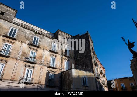 Teano, Caserta, Campanie. Ville d'origine pré-romaine, située sur les pentes du massif volcanique de Rocamonfina. Vue sur le centre historique. Banque D'Images