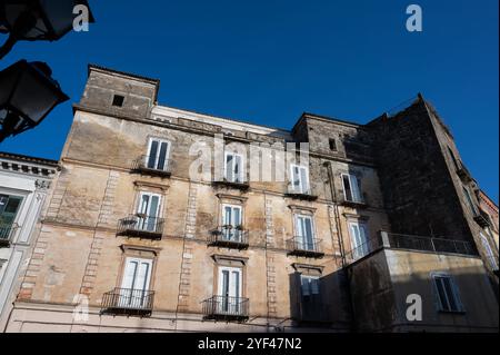 Teano, Caserta, Campanie. Ville d'origine pré-romaine, située sur les pentes du massif volcanique de Rocamonfina. Vue sur le centre historique. Banque D'Images