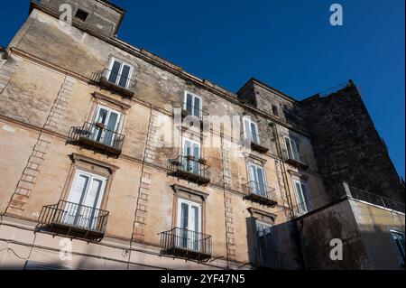 Teano, Caserta, Campanie. Ville d'origine pré-romaine, située sur les pentes du massif volcanique de Rocamonfina. Vue sur le centre historique. Banque D'Images