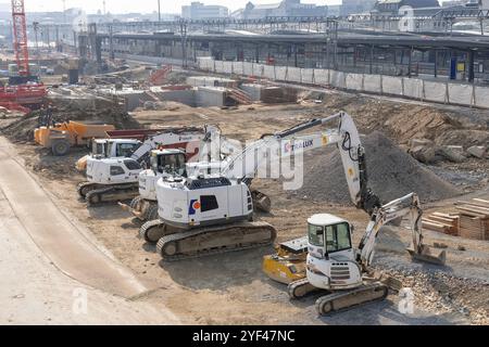 Luxembourg ville, Luxembourg - vue d'un grand chantier avec des engins de terrassement au premier plan, y compris plusieurs pelles sur chenilles. Banque D'Images