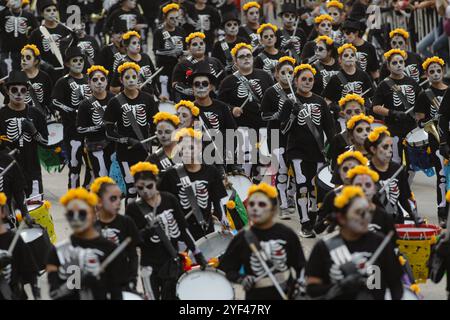 Mexico, Mexique. 02 novembre 2024. Les participants prenant part à la Journée annuelle des morts Mega Parade 2024 à Reforma Avenue avec un itinéraire de Chapultepec à la place principale Zocalo dans le cadre des célébrations mexicaines Dia de Muertos. Le 2 novembre 2024 à Mexico, Mexique. (Photo de Ian Robles/ crédit : Eyepix Group/Alamy Live News Banque D'Images