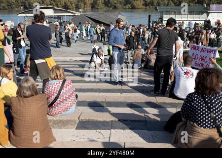 Belgrade, Serbie, 26 octobre 2024 : des citoyens organisent une manifestation pacifique contre la démolition de l'hôtel Yougoslavie (Jugoslavija). Banque D'Images