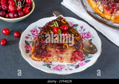 Gâteau à l'envers aux canneberges et caramel Banque D'Images