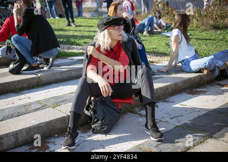 Belgrade, Serbie, 26 octobre 2024 : des citoyens organisent une manifestation pacifique contre la démolition de l'hôtel Yougoslavie (Jugoslavija). Banque D'Images