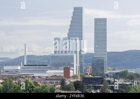 Vue sur les tours Roche, construites entre 2012 et 2022, abritant les bureaux du groupe pharmaceutique Roche sur les rives du Rhin. Banque D'Images