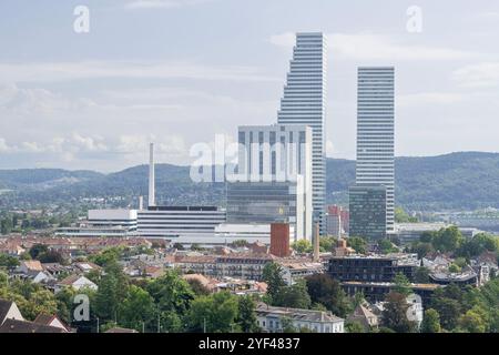 Vue sur les tours Roche, construites entre 2012 et 2022, abritant les bureaux du groupe pharmaceutique Roche sur les rives du Rhin. Banque D'Images