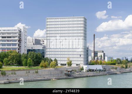 Bâle, Suisse - vue du bâtiment Novartis Asklepios 8, un complexe de tours construit sur un campus universitaire. Banque D'Images