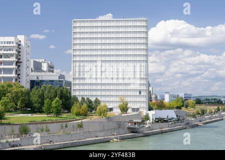 Bâle, Suisse - vue du bâtiment Novartis Asklepios 8, un complexe de tours construit sur un campus universitaire. Banque D'Images