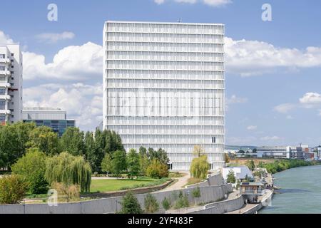 Bâle, Suisse - vue du bâtiment Novartis Asklepios 8, un complexe de tours construit sur un campus universitaire. Banque D'Images