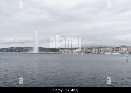 Genève, Suisse - vue sur la fontaine Jet d'eau sur le lac Léman avec la ville en arrière-plan. Banque D'Images