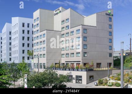 Metz, France - vue sur les complexes immobiliers modernes aux façades grises construits derrière la gare de Metz dans le quartier des amphithéâtres. Banque D'Images