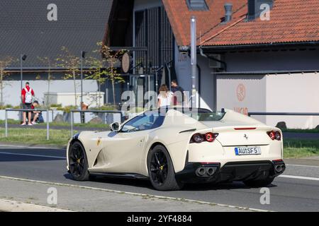 Nürburg, Allemagne - vue sur une Ferrari 812 GTS beige conduisant dans une rue. Banque D'Images