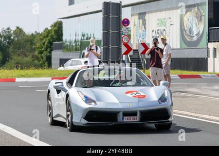 Nürburg, Allemagne - vue sur une Ferrari 488 Spider grise conduisant dans une rue. Banque D'Images