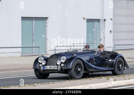 Nürburg, Allemagne - vue sur une Morgan plus 4 grise conduisant dans une rue. Banque D'Images