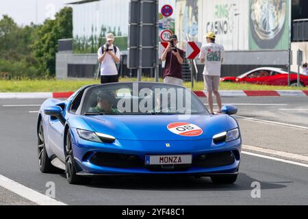 Nürburg, Allemagne - vue sur une Ferrari 296 GTS bleue conduisant dans une rue. Banque D'Images