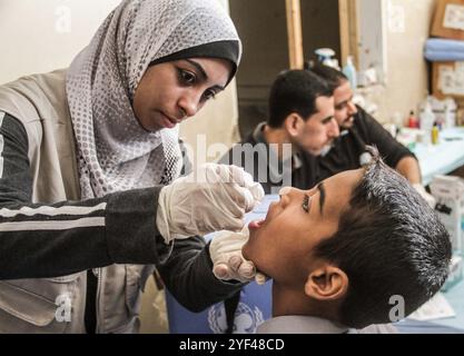 Gaza, Palestine. 02 novembre 2024. Un enfant palestinien est vacciné contre la poliomyélite lors de la deuxième campagne de vaccination, dans le cadre du conflit israélo-Hamas, dans la ville de Gaza. (Photo de Mahmoud Issa/SOPA images/SIPA USA) crédit : SIPA USA/Alamy Live News Banque D'Images