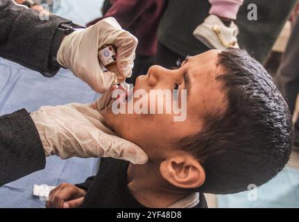 Gaza, Palestine. 02 novembre 2024. Un enfant palestinien est vacciné contre la poliomyélite lors de la deuxième campagne de vaccination, dans le cadre du conflit israélo-Hamas, dans la ville de Gaza. (Photo de Mahmoud Issa/SOPA images/SIPA USA) crédit : SIPA USA/Alamy Live News Banque D'Images