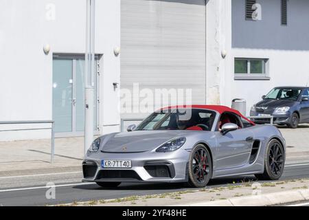 Nürburg, Allemagne - vue sur une Porsche 718 Spyder grise conduisant dans une rue. Banque D'Images