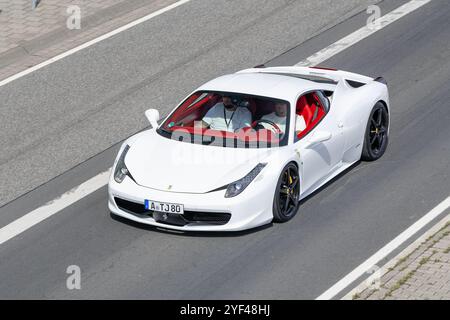 Nürburg, Allemagne - vue sur une Ferrari 458 Italia blanche conduisant dans une rue. Banque D'Images