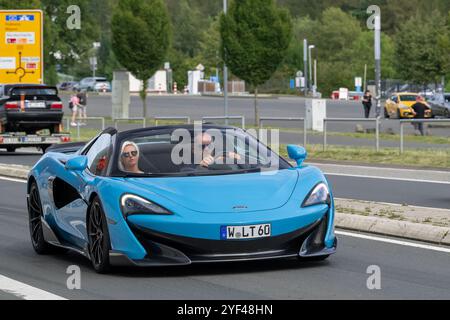 Nürburg, Allemagne - vue sur une McLaren 600LT Spider bleue conduisant dans une rue. Banque D'Images