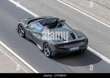 Nürburg, Allemagne - vue sur une Ferrari F8 Spider grise conduisant dans une rue. Banque D'Images