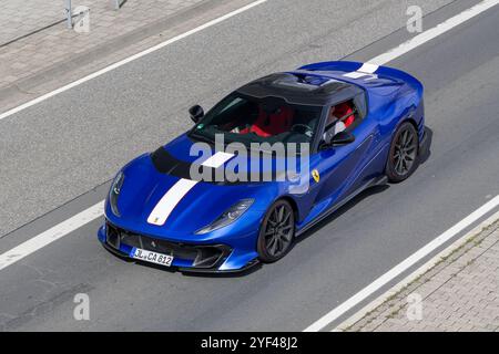 Nürburg, Allemagne - vue sur une Ferrari bleue 812 Competizione A conduisant dans une rue. Banque D'Images