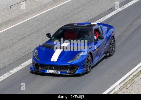 Nürburg, Allemagne - vue sur une Ferrari bleue 812 Competizione A conduisant dans une rue. Banque D'Images