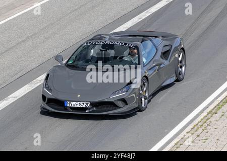 Nürburg, Allemagne - vue sur une Ferrari F8 Spider grise conduisant dans une rue. Banque D'Images