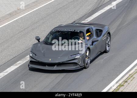 Nürburg, Allemagne - vue sur une Ferrari SF90 Stradale grise conduisant dans une rue. Banque D'Images