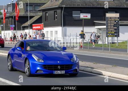 Nürburg, Allemagne - vue sur une Ferrari FF bleue conduisant dans une rue. Banque D'Images