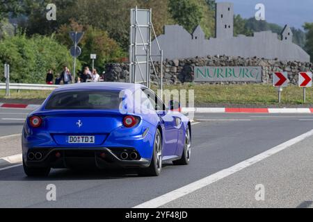 Nürburg, Allemagne - vue sur une Ferrari FF bleue conduisant dans une rue. Banque D'Images