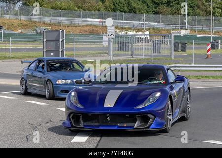 Nürburg, Allemagne - vue sur une Ferrari 812 Competizione bleue conduisant dans une rue. Banque D'Images