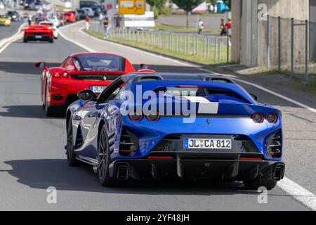 Nürburg, Allemagne - vue sur une Ferrari bleue 812 Competizione A conduisant dans une rue. Banque D'Images