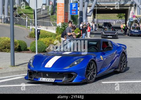 Nürburg, Allemagne - vue sur une Ferrari bleue 812 Competizione A conduisant dans une rue. Banque D'Images