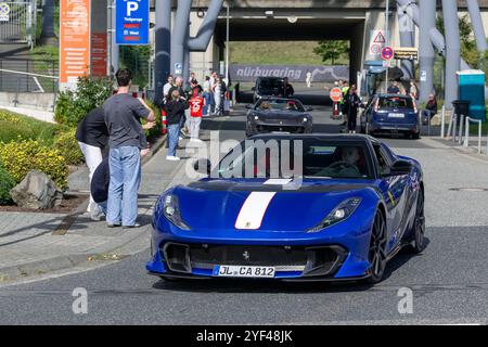 Nürburg, Allemagne - vue sur une Ferrari bleue 812 Competizione A conduisant dans une rue. Banque D'Images