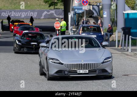 Nürburg, Allemagne - vue sur une Ferrari Roma grise conduisant dans une rue. Banque D'Images